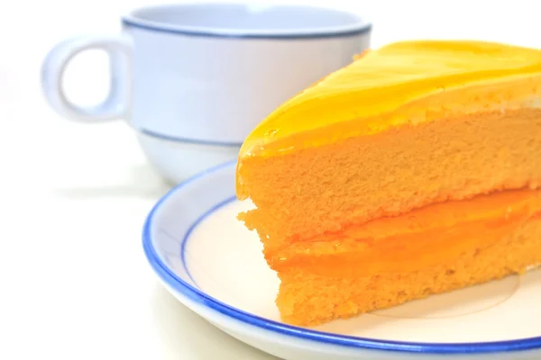 Orangener Käsekuchen im Teller auf Hintergrund — Stockfoto