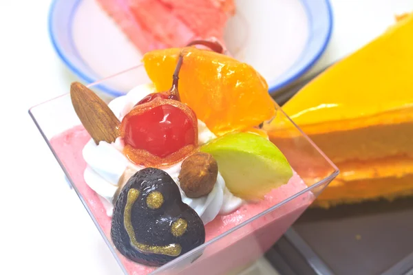 Cupcake mit Orangenkäsekuchen und Erdbeerkäsekuchen — Stockfoto