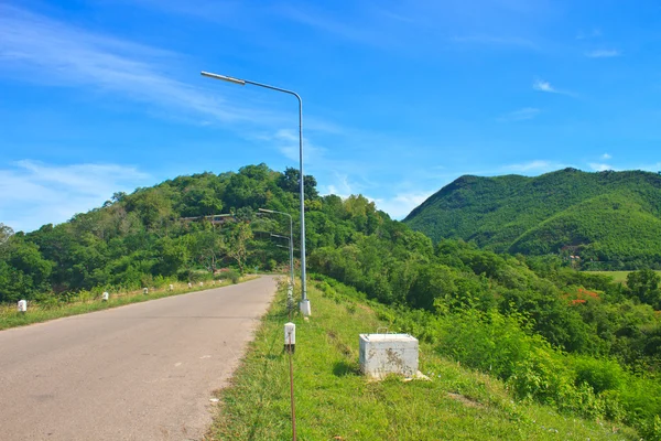 Road and blue sky on top of DAM — Stock Photo, Image