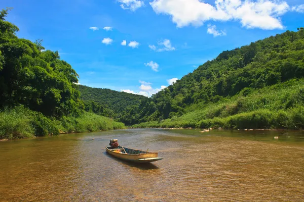 用小船的常绿森林的河流 — 图库照片