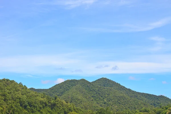 Zelené hory a modrá obloha na pozadí — Stock fotografie