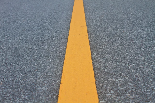 Strada asfaltata con linee di marcatura e tracce di pneumatici — Foto Stock