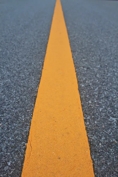 Satırları işaretleme ile yol asfalt ve lastik izleri — Stok fotoğraf