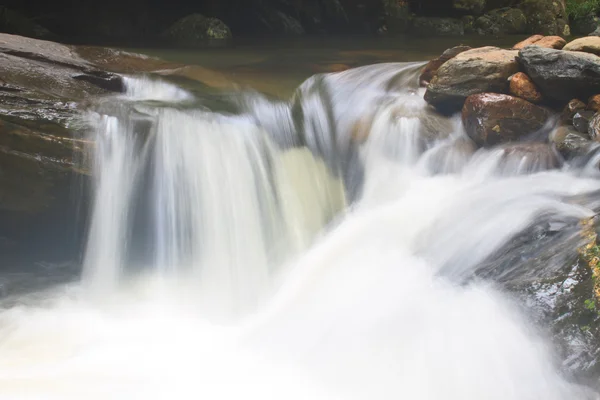 Cascada de la naturaleza en bosque profundo — Foto de Stock