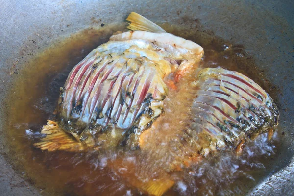 Τηγανητά ψάρια σε τηγάνι — Φωτογραφία Αρχείου