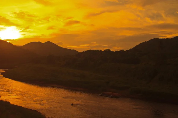 Sonnenuntergang am Fluss — Stockfoto