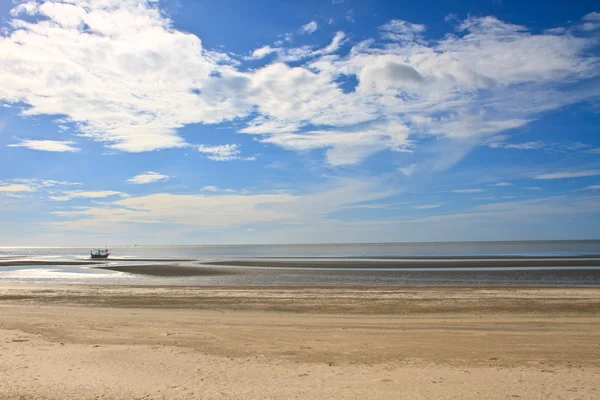 Playa y mar tropical en verano — Foto de Stock