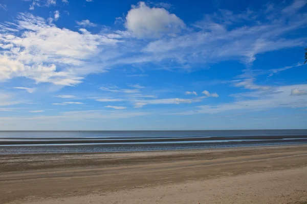 Playa y mar tropical en verano — Foto de Stock