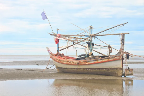 Рибальський човен на пляжі — стокове фото