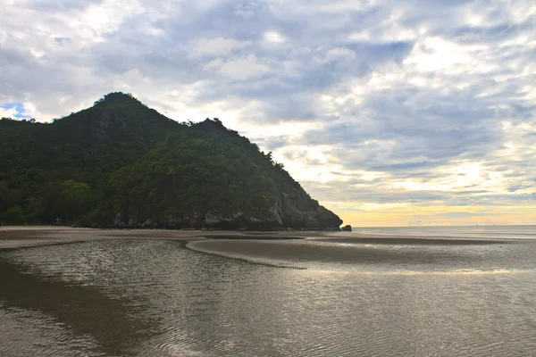 美丽的日出在海滩和热带海洋 — 图库照片