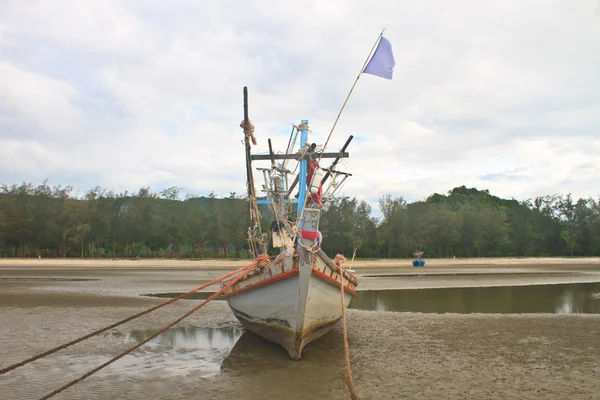 Barco de pesca na praia — Fotografia de Stock