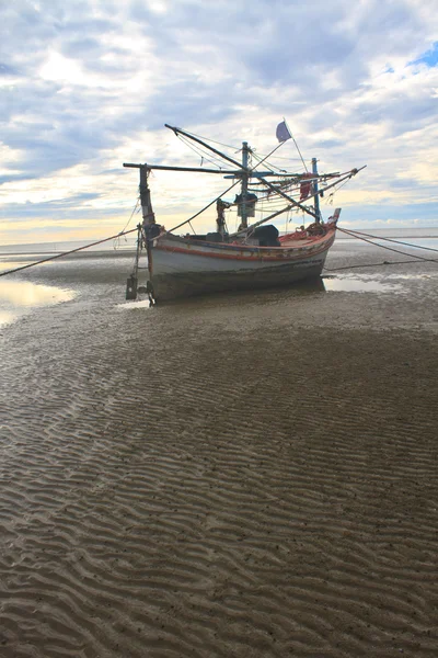 Vissersboot op het strand — Stockfoto