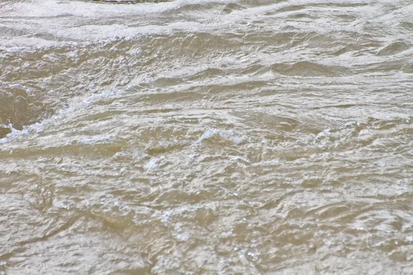 Bir fırtınadan sonra nehir sel — Stok fotoğraf