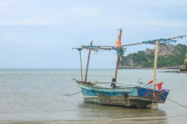 Rybářská loď na pláži — Stock fotografie