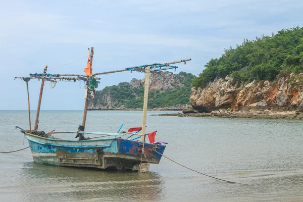 Barco de pesca na praia — Fotografia de Stock