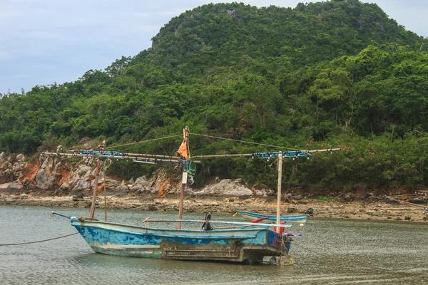 Barco de pesca na praia — Fotografia de Stock