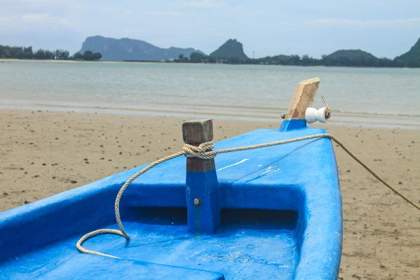 Barca da pesca sulla spiaggia — Foto Stock