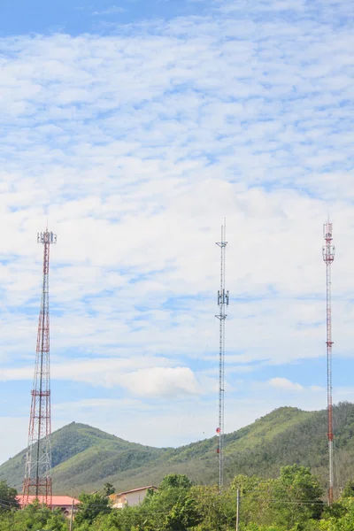 Diferencia de torre de telecomunicaciones — Foto de Stock