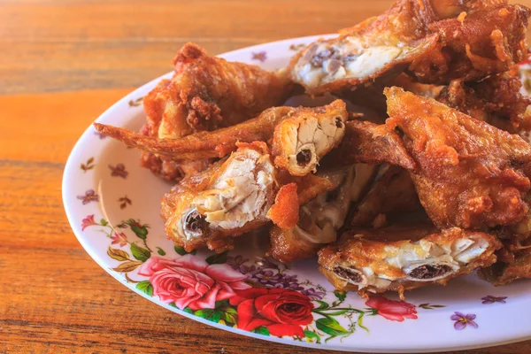 Frisches gebratenes Hühnchen auf einem Tellerset — Stockfoto