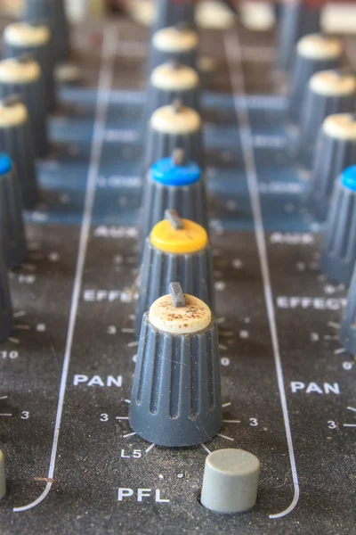 Vieux boutons équipement audio — Photo