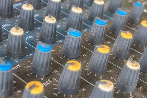 Botões antigos equipamento de áudio — Fotografia de Stock