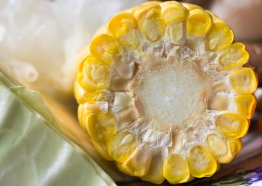 sarı mısır dilimlenmiş parçasına yakın çekim