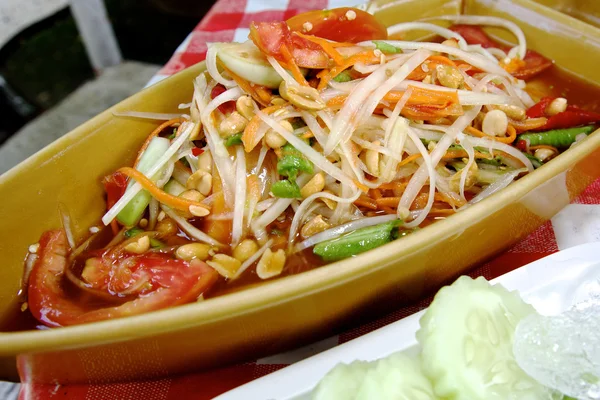 Ensalada de papaya tailandesa también conocida como Som Tum en Tailandia . —  Fotos de Stock