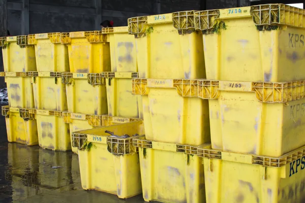 Sarı ambalaj kutuları toptan Balık pazarı için hazırlanır. — Stok fotoğraf