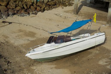 Sahilde tekne karaya oturdu.