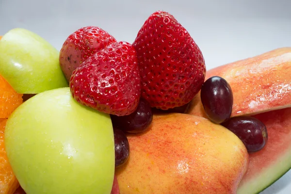 Vielfalt an frischem Obst, das sofort verzehrt werden kann — Stockfoto