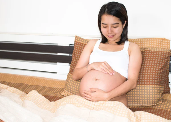Retrato de una mujer guapa esperando al bebé — Foto de Stock