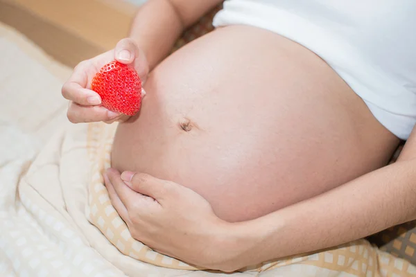 アジアの妊娠中の女性とイチゴ — ストック写真