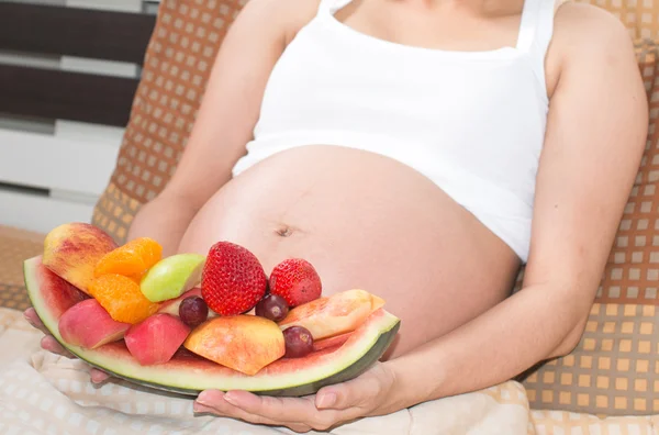 以新鲜美味甜水果 d 亚洲怀孕妇女的肖像 图库图片