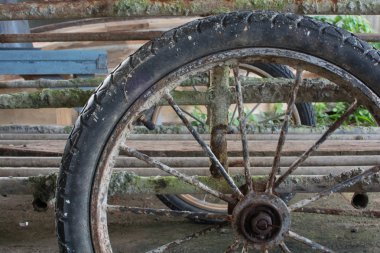 eski tekerlekli çöp sepeti