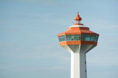 Top mavi gökyüzü ile deniz feneri