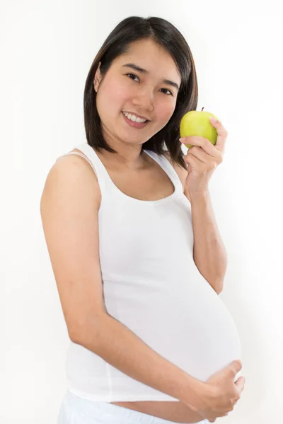 Портрет азиатских беременных женщин, держащих яблоко — стоковое фото