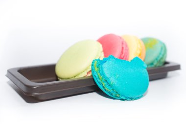 Beyaz arka planda izole bir tepsi macarons