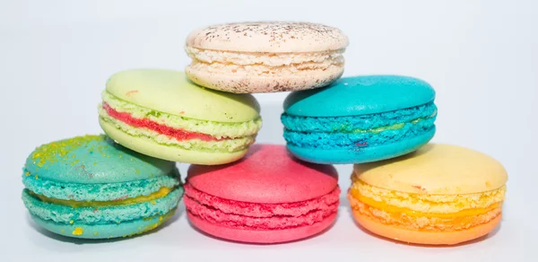 Macarons français colorés savoureux et assortis — Photo