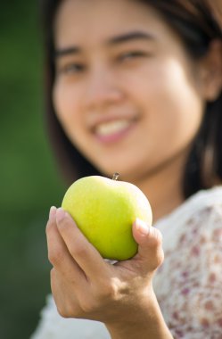 Asyalı kadınlar holding elma ve yemek için davet