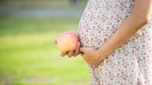 Mujer embarazada comiendo alimentos saludables — Foto de Stock