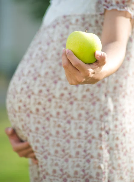 Беременная женщина питается здоровой пищей — стоковое фото