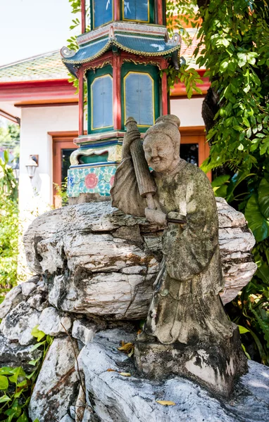 Estátua de estilo chinês tradicional na decoração do jardim — Fotografia de Stock