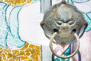 Çin stili tarafından eski aslan tokmağı kapı.