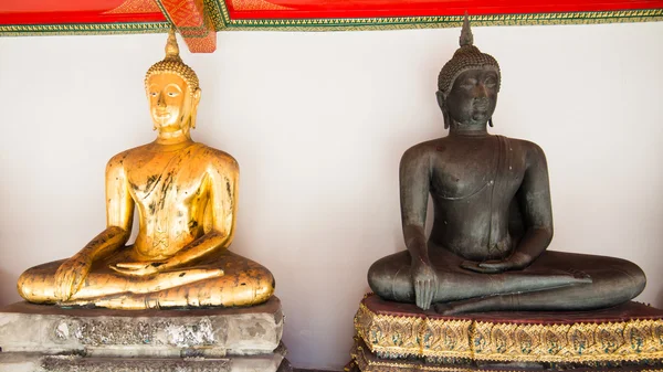 Bueatiful buddha sochy dvě různé barvy na wat po o — Stock fotografie