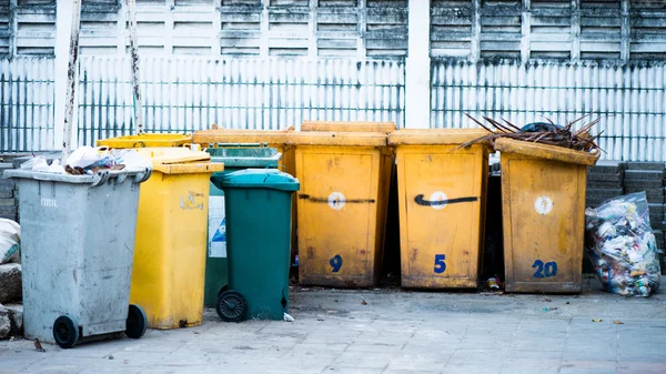 Мусорная корзина правительства с мусором — стоковое фото