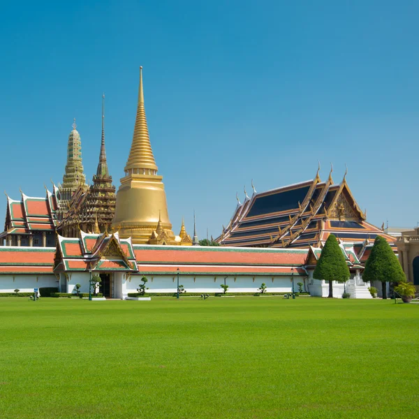 Wat phra kaew cielo azul sin nubes en Tailandia —  Fotos de Stock