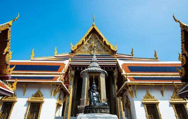 Wat phra kaew modré nebe bez mraků v Thajsku — Stock fotografie