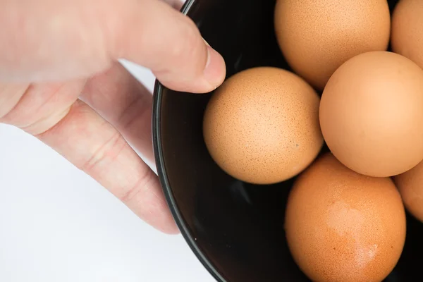 Huevos en tazón a mano — Foto de Stock