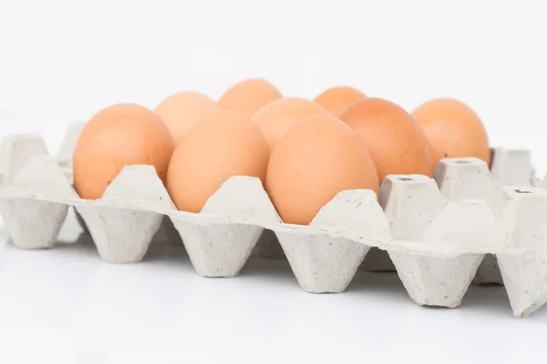 Yumurtalar izole arka plan ile tepsi — Stok fotoğraf