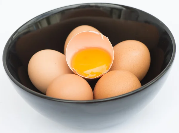 Huevos en tazón y centrándose en la yema — Foto de Stock